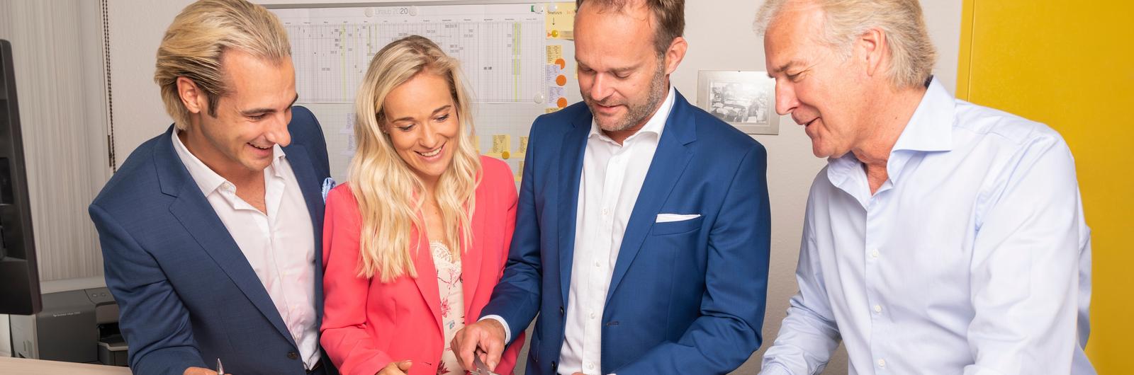 Qualität, Service und Zuverlässigkeit Portrait der Familie am Schreibtisch