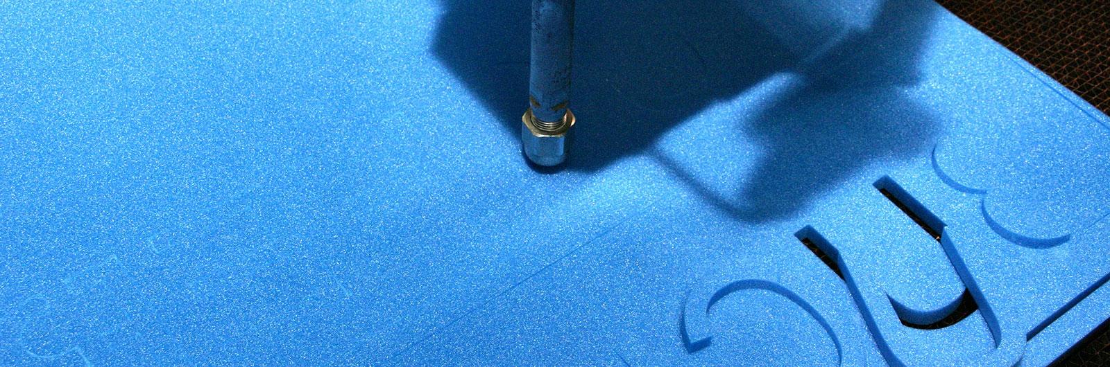 Präzisionsarbeit mit Wasser Zuschnitt von Schaumstoff mit Wasserstrahl