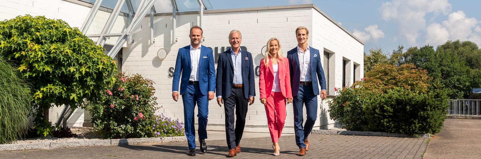 Kontakt Portrait der Familie vor dem Firmengebäude